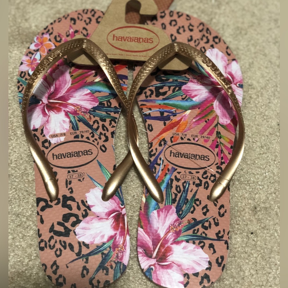 Havaianas flip flop sandals (size: 7/8)